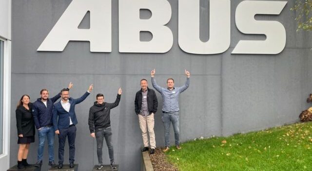 ABUS-Besuch-ASTAM-Mitarbeiter-ABUS-Schild